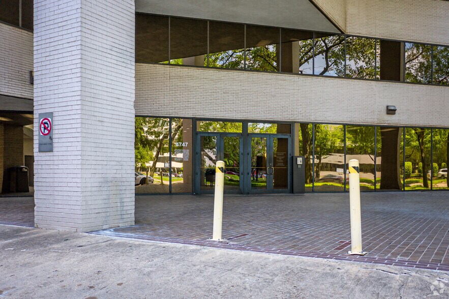 More Photos Of 4747 Bellaire Blvd, Bellaire Unknown For Lease