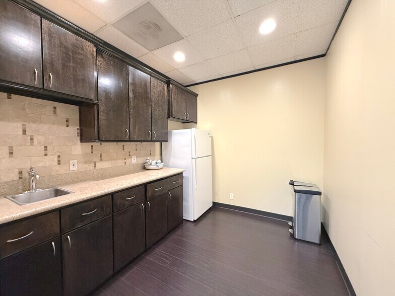 More Photos Of 6100 Corporate Dr, Houston Office For Sale