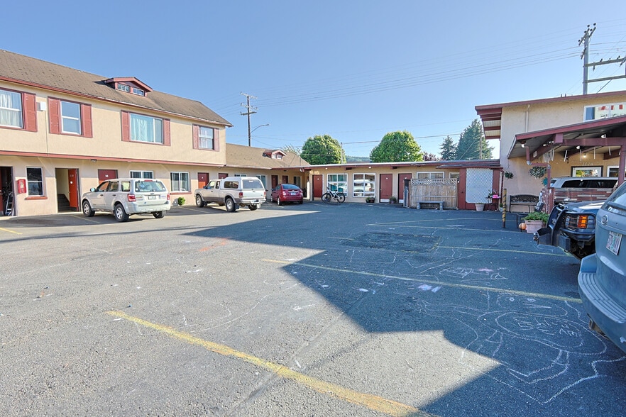 More Photos Of 2178 Winchester Ave, Reedsport Hotel For Sale