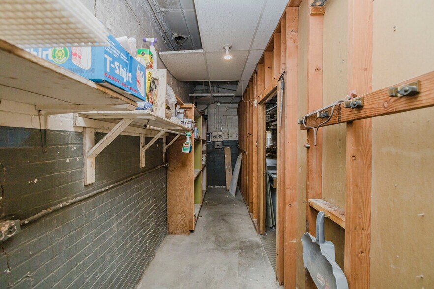 More Photos Of 110 N Poplar St, Hutchinson Warehouse For Sale