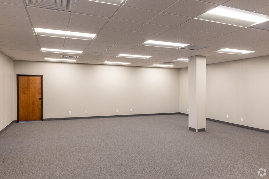 More Photos Of 2515 Willowbrook Rd, Dallas Warehouse For Lease