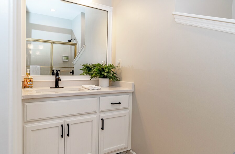 More Photos Of 165 Lakeshore Ln, Counce Hotel For Sale