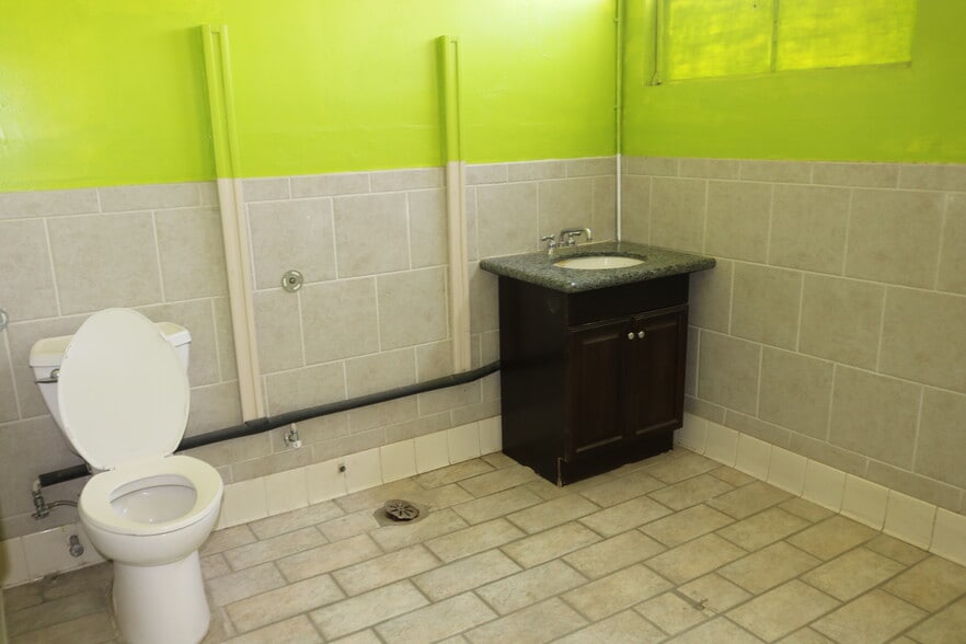 More Photos Of 13118 Pearblossom Hwy, Pearblossom Service Station For Sale