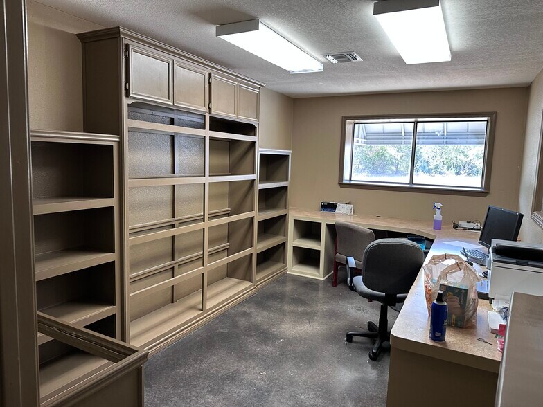 More Photos Of 2 Hill View Ln, Boerne Warehouse For Lease