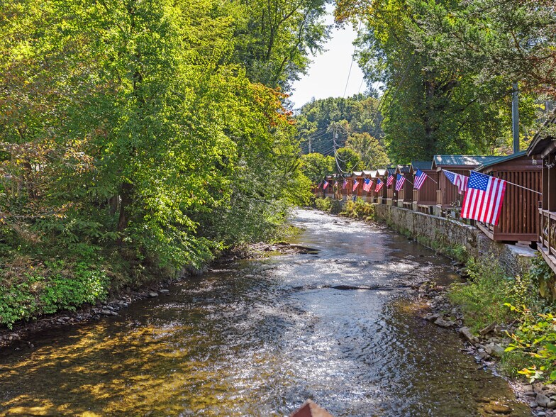 More Photos Of 125 Tee Pee Dr, Whittier Hotel For Sale