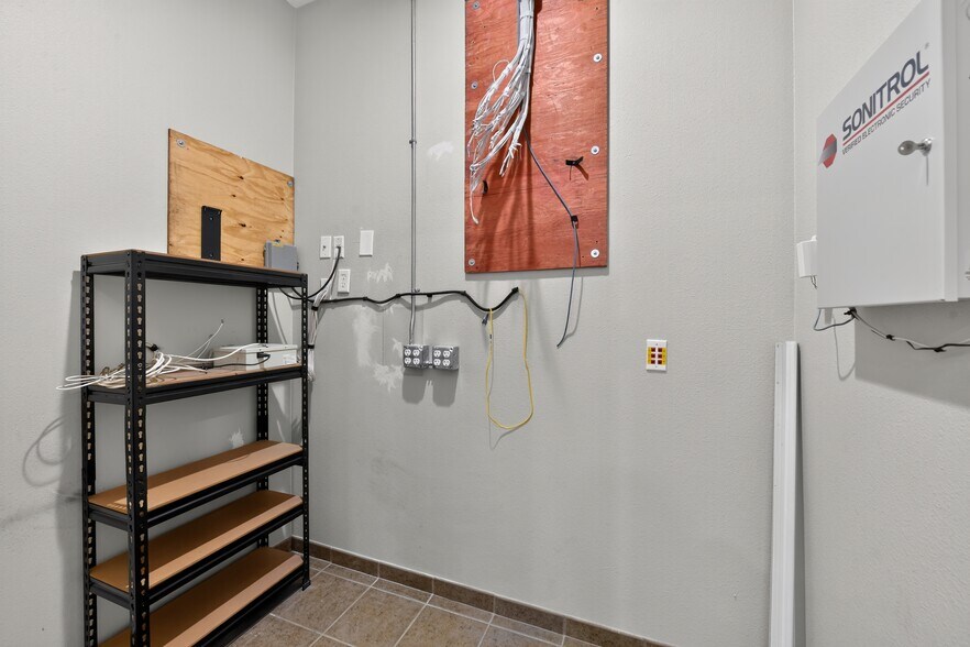 More Photos Of 2555 Pinellas Point Dr S, Saint Petersburg Veterinarian Kennel For Sale