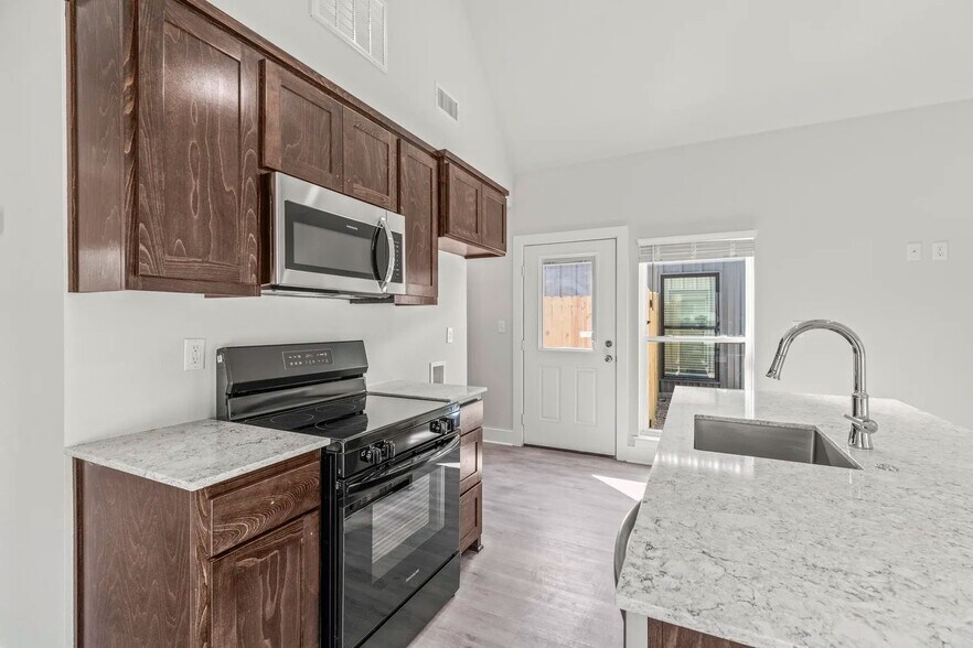 More Photos Of 20048 County Road 4118 Rd, Lindale Apartments For Sale