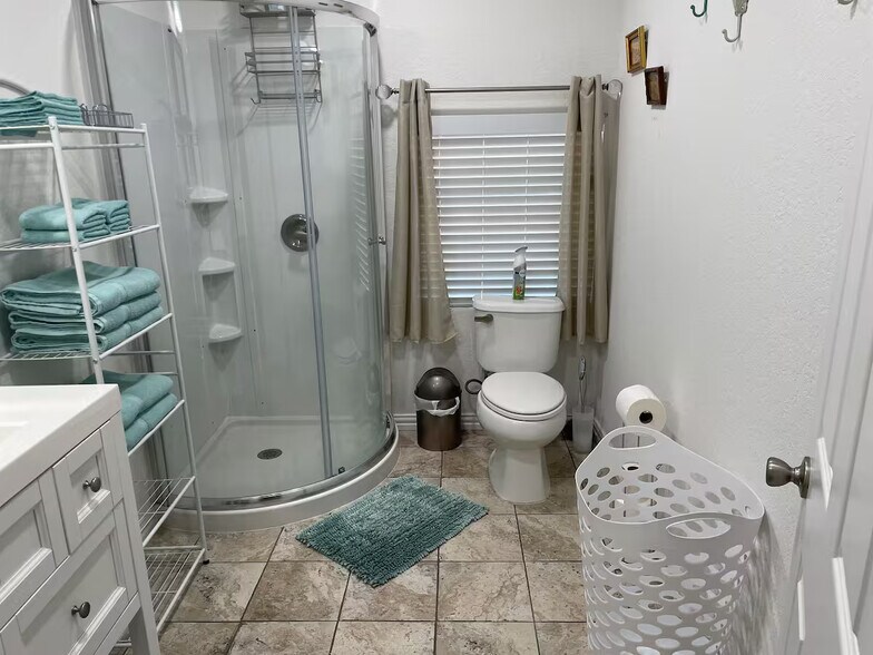 More Photos Of 747 Oasis St, New Braunfels Storefront Retail Residential For Sale