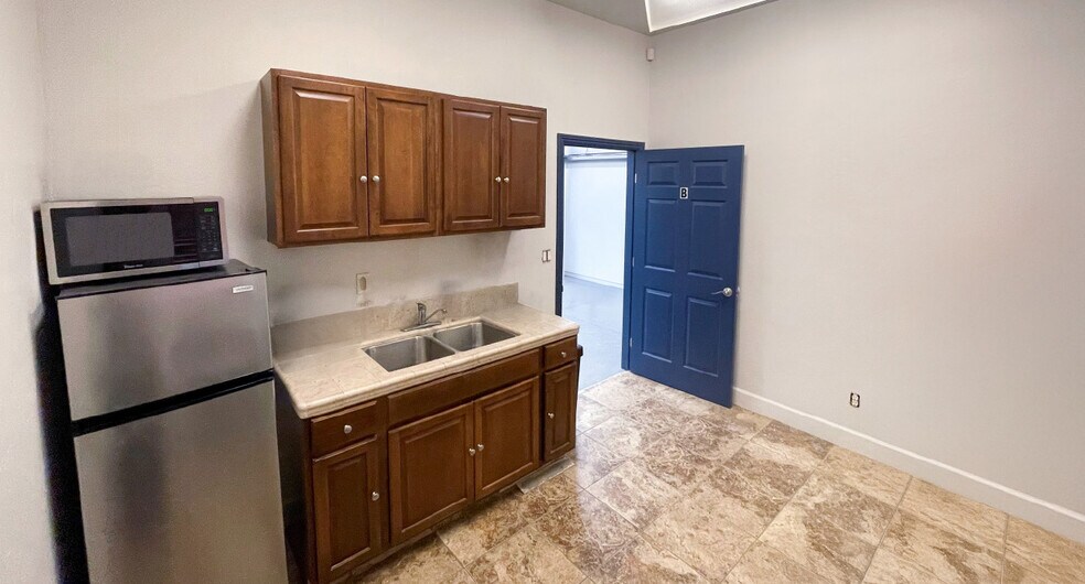 More Photos Of 17199 N Friant Rd, Friant Warehouse For Lease