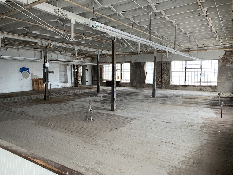 More Photos Of 612 New Hampshire St, Lawrence Office For Lease