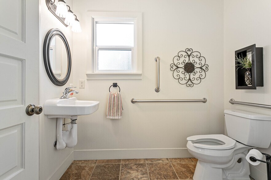 More Photos Of 709 Grover St, Lynden Office For Lease