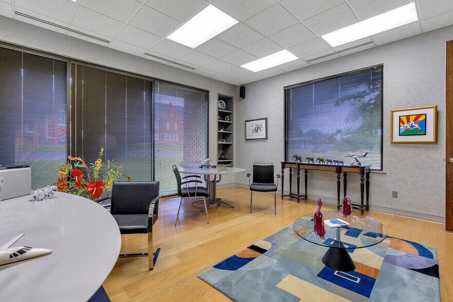 More Photos Of 400 W Houston St, Marshall Office For Sale