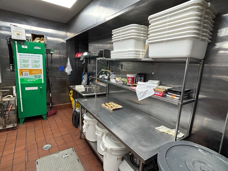 More Photos Of 1811-1819 W North Ave, Chicago Office For Lease