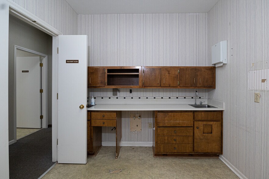 More Photos Of 3830 Rosemont Dr, Columbus Office For Sale