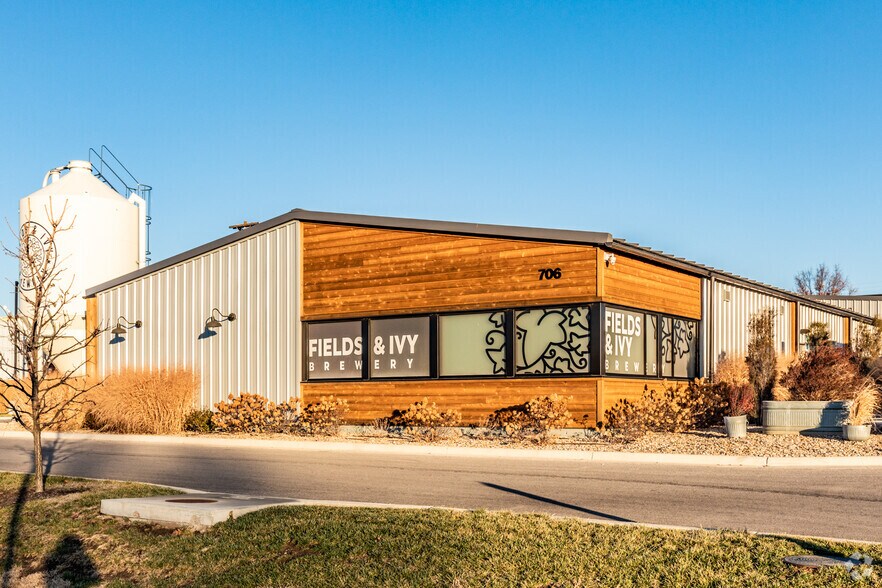 More Photos Of 706 E 23rd St, Lawrence Restaurant For Sale