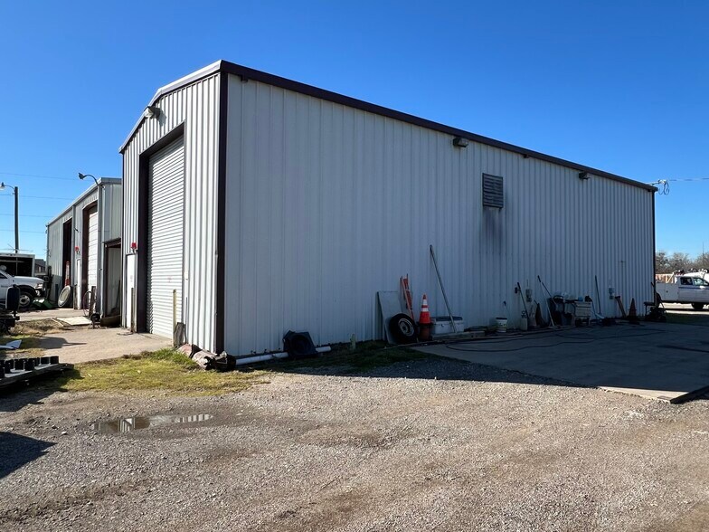 More Photos Of 3226 N Main St, Cleburne Warehouse For Lease