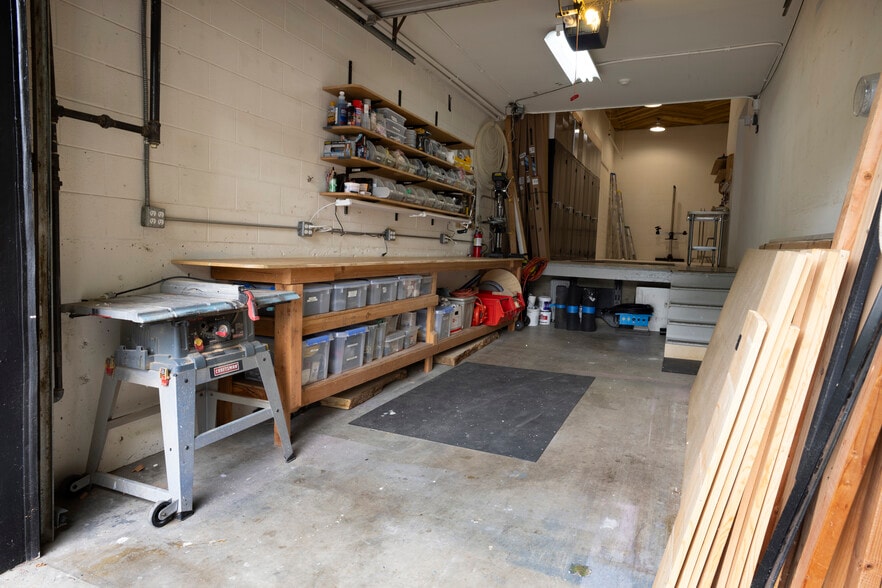 More Photos Of 2337 SE Ankeny St, Portland Office For Sale