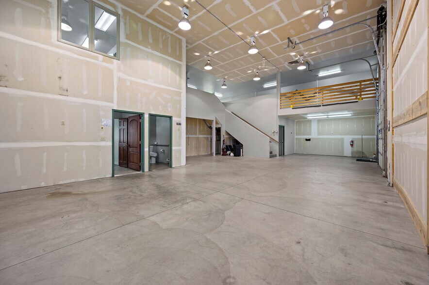 More Photos Of 560 S Commercial Dr, Grand Junction Light Distribution For Lease