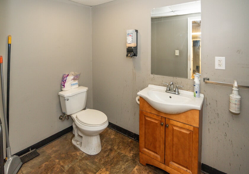 More Photos Of 2001 Windsor Ave, Baltimore Warehouse For Lease