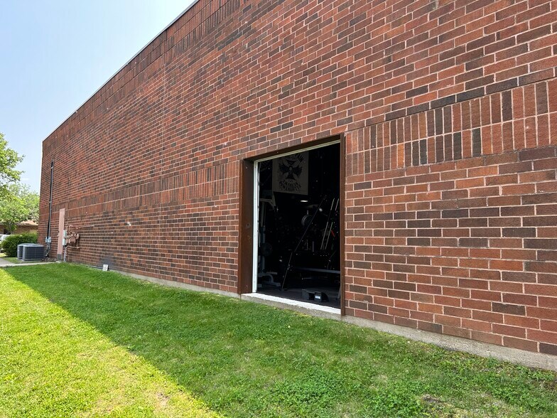 More Photos Of 251-253 Chesterfield Industrial Blvd, Chesterfield Warehouse For Sale