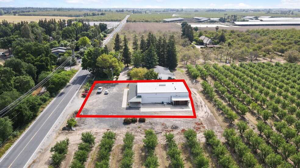 More Photos Of 2618 Ladd Rd, Modesto Showroom For Lease