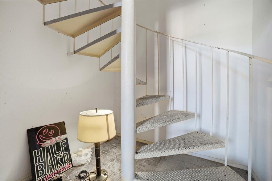 More Photos Of 923 Tx-332-loop, Liberty Hill Storefront Retail Residential For Sale