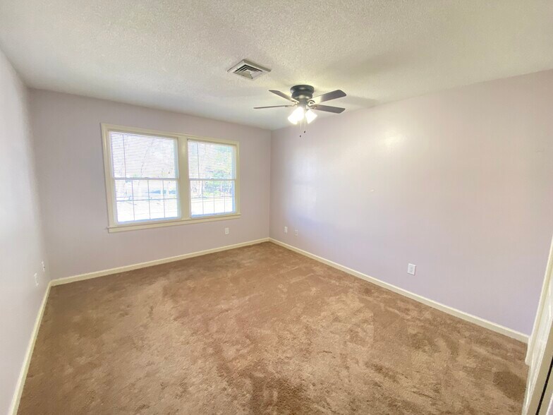 More Photos Of 27 S Main St, East Windsor Storefront Retail Office For Lease