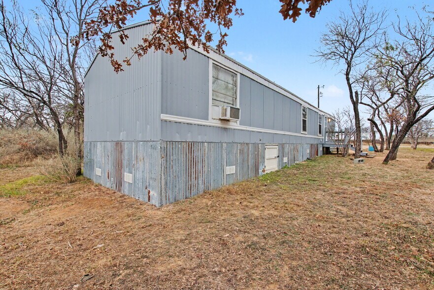 More Photos Of 919 Austin St, Kingsland Flex For Sale