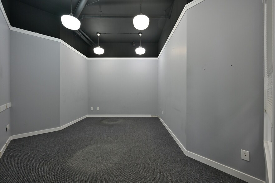 More Photos Of 15272 Croydon Dr, Surrey Light Distribution For Sale