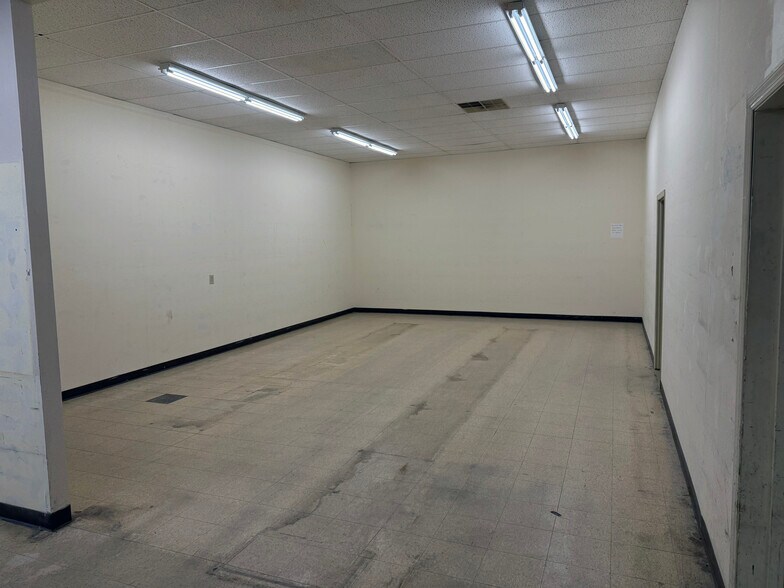 More Photos Of 10801 Blondo St, Omaha General Retail For Sale