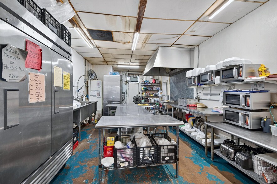 More Photos Of 129 E Wall St, Sherman Showroom For Sale