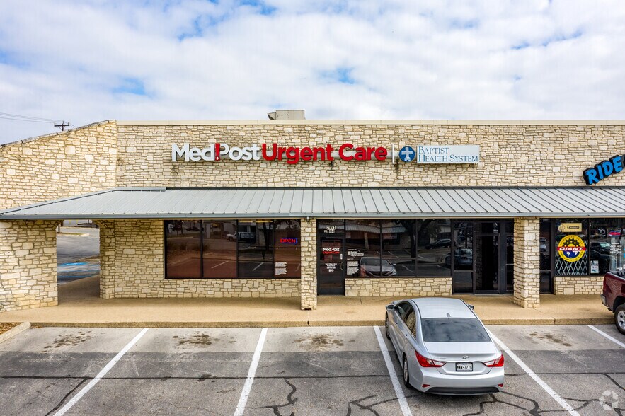More Photos Of 2929-2951 Thousand Oaks Dr, San Antonio Storefront For Lease