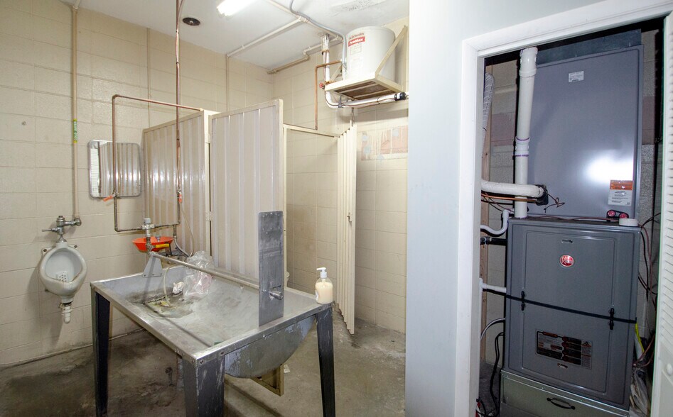 More Photos Of 1452 N National Ave, Springfield Warehouse For Sale