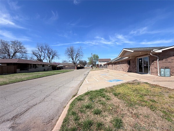 More Photos Of 1002 E Cherry St, Cushing Medical For Sale