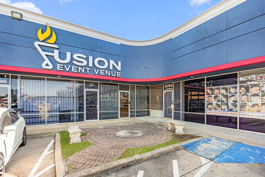 More Photos Of 8777 S Gessner Dr, Houston Freestanding For Lease