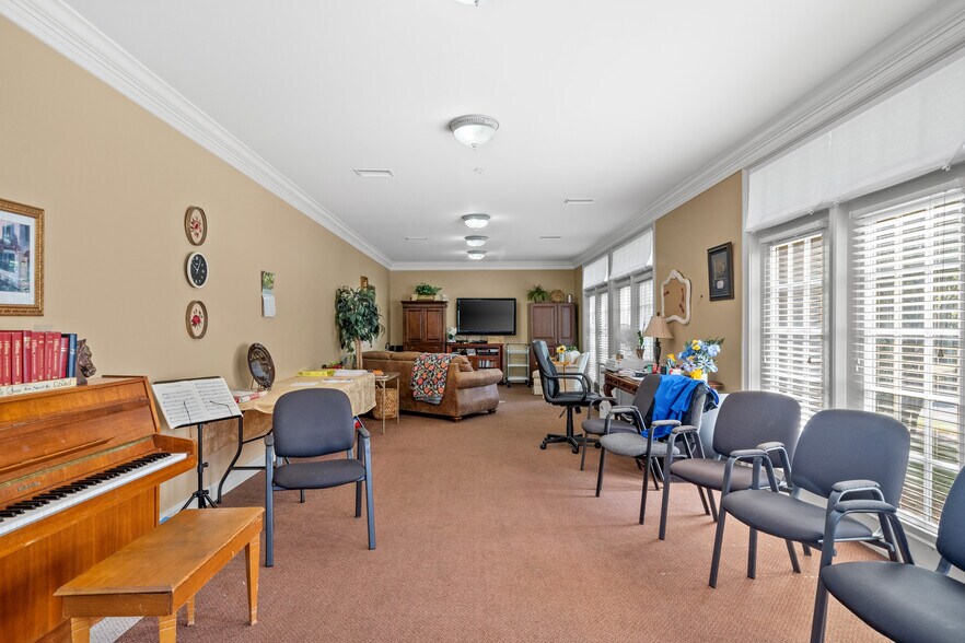 More Photos Of 10171 Papa George St, Daphne Congregate Senior Housing For Lease