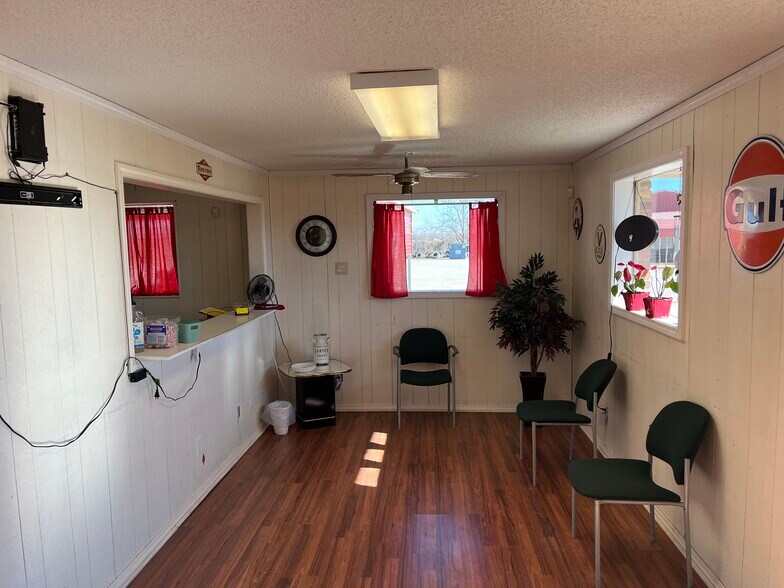 More Photos Of 1202 Cherokee St, Lindsay Auto Repair For Sale