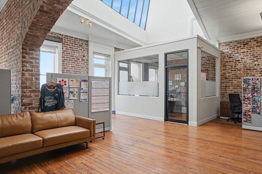 More Photos Of 12 E Bay St, Savannah Storefront Retail Office For Lease