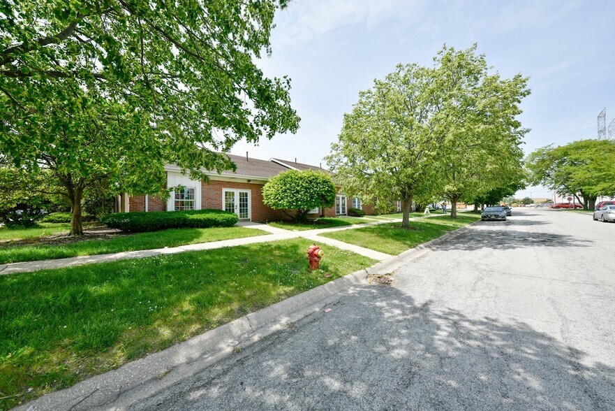 More Photos Of 4701-4731 W Midlothian Tpke, Crestwood Office For Sale