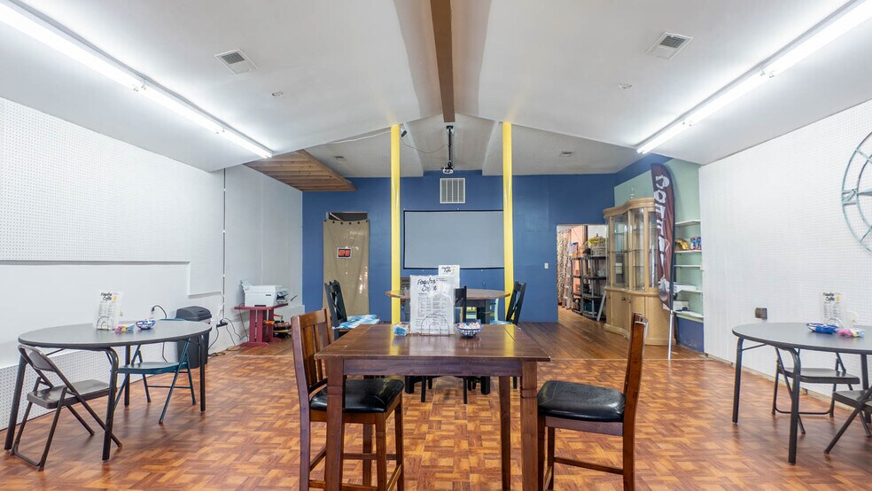 More Photos Of 385 Main St, Mammoth Spring General Retail For Sale