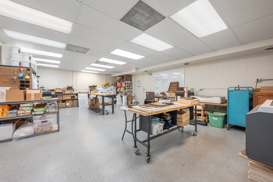 More Photos Of 104-108 W 31st St, Garden City Light Manufacturing For Sale