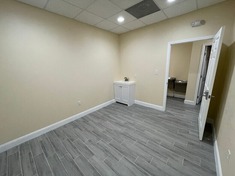 More Photos Of 14100 US Highway 19 N, Clearwater Storefront For Lease