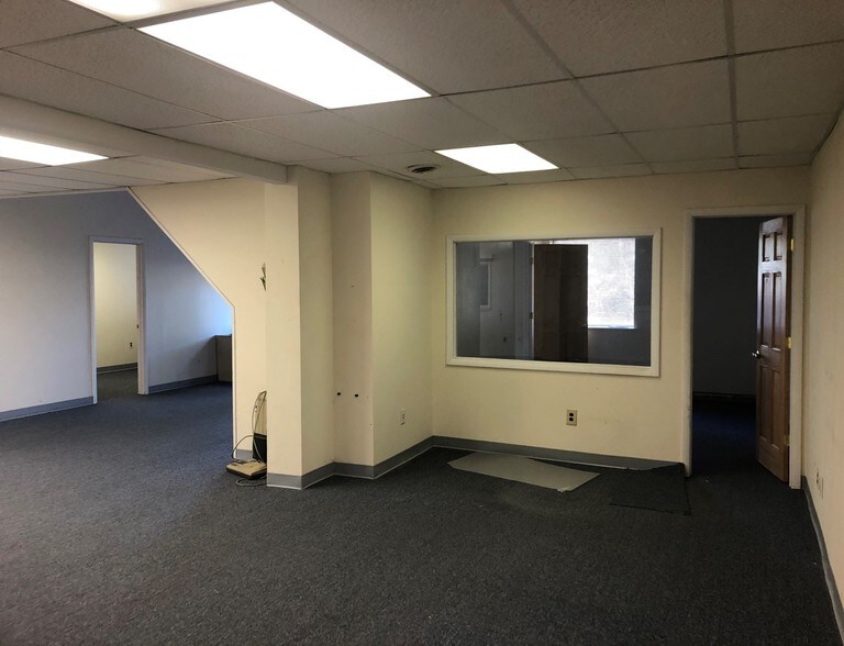 More Photos Of 45 Everett Dr, Princeton Junction Light Distribution For Lease