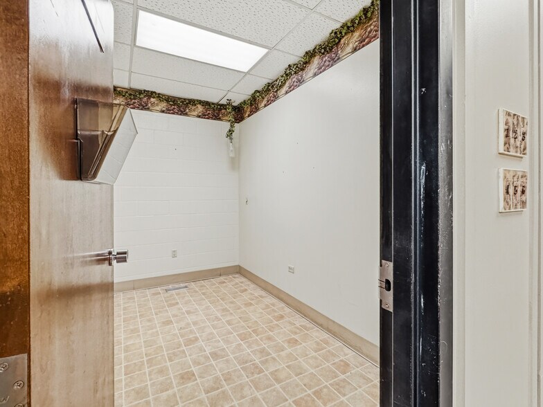 More Photos Of 1212 Air Depot, Midwest City Office For Lease