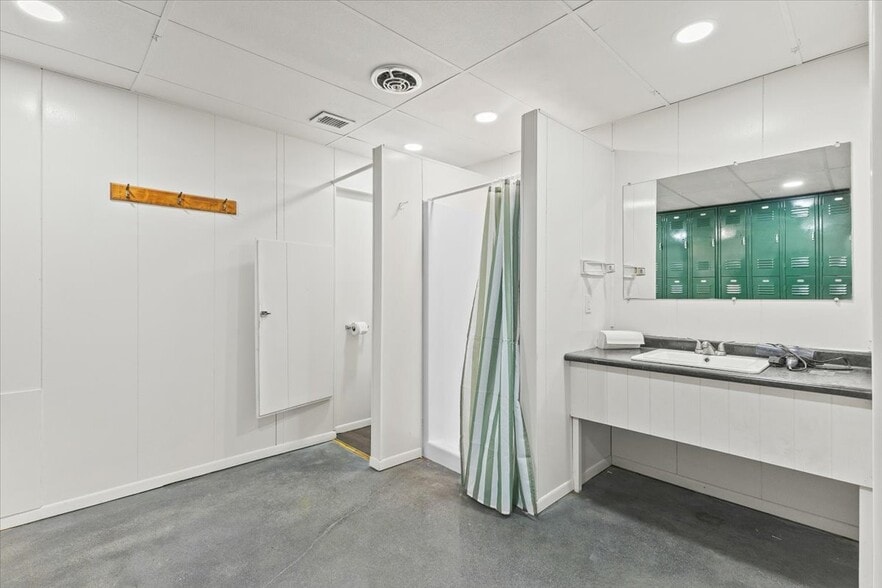 More Photos Of 309 E Springbrook Dr, Johnson City Flex For Lease