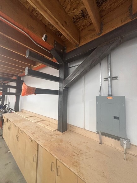 More Photos Of 3305-3311 Grande Vista Dr, Newbury Park Warehouse For Lease