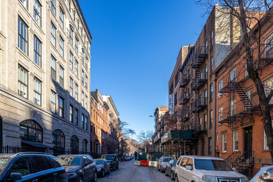 More Photos Of 323 W 11th St, New York Apartments For Lease