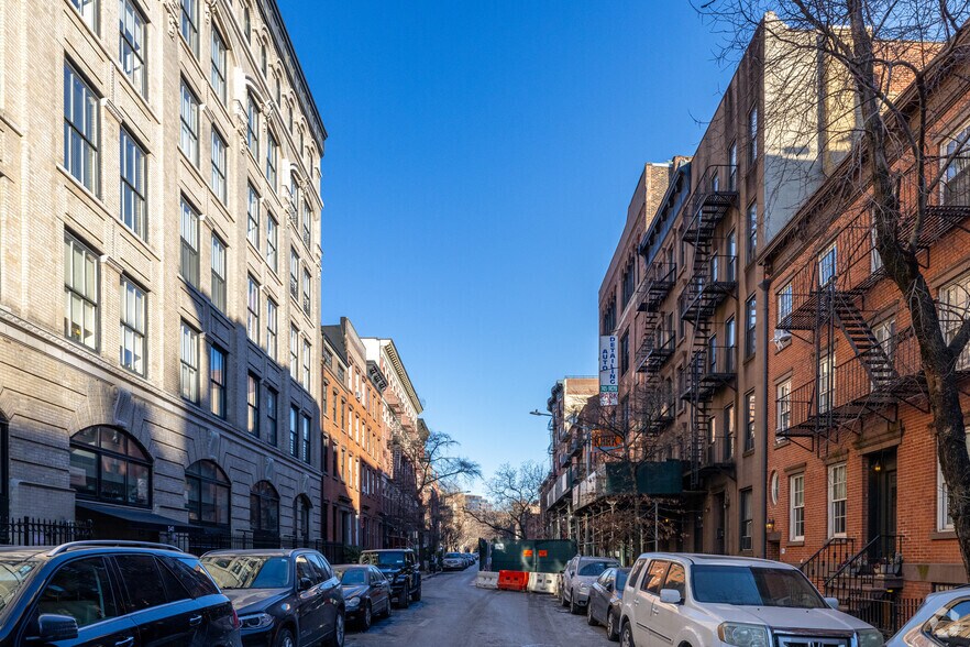 More Photos Of 325 W 11th St, New York Apartments For Lease