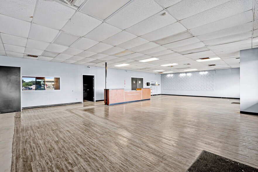 More Photos Of 9109 Dyer St, El Paso Storefront For Lease