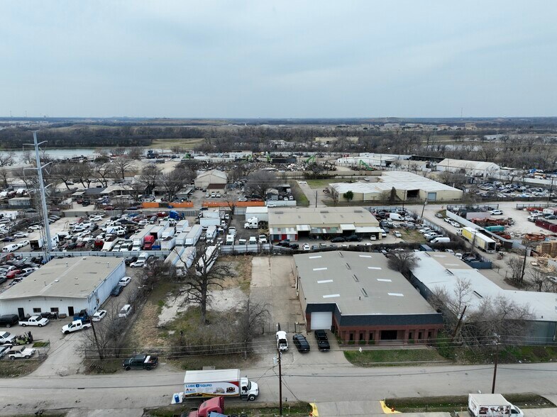 More Photos Of 2119 Quincy St, Dallas Warehouse For Lease